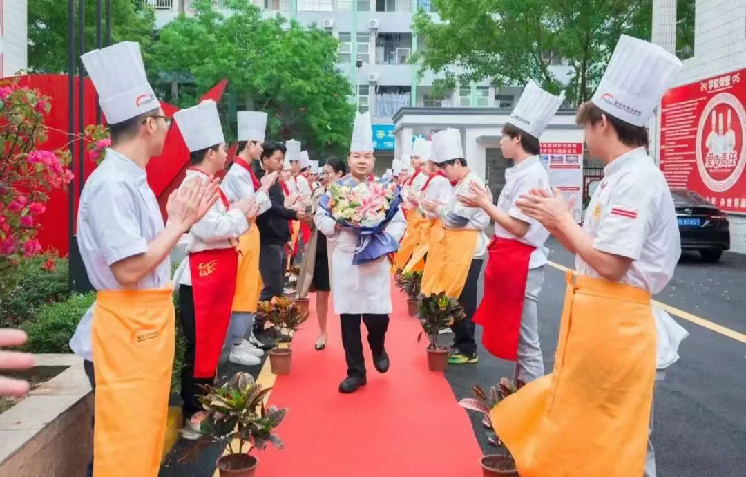 名企名师进校园 烹饪教育绽新光